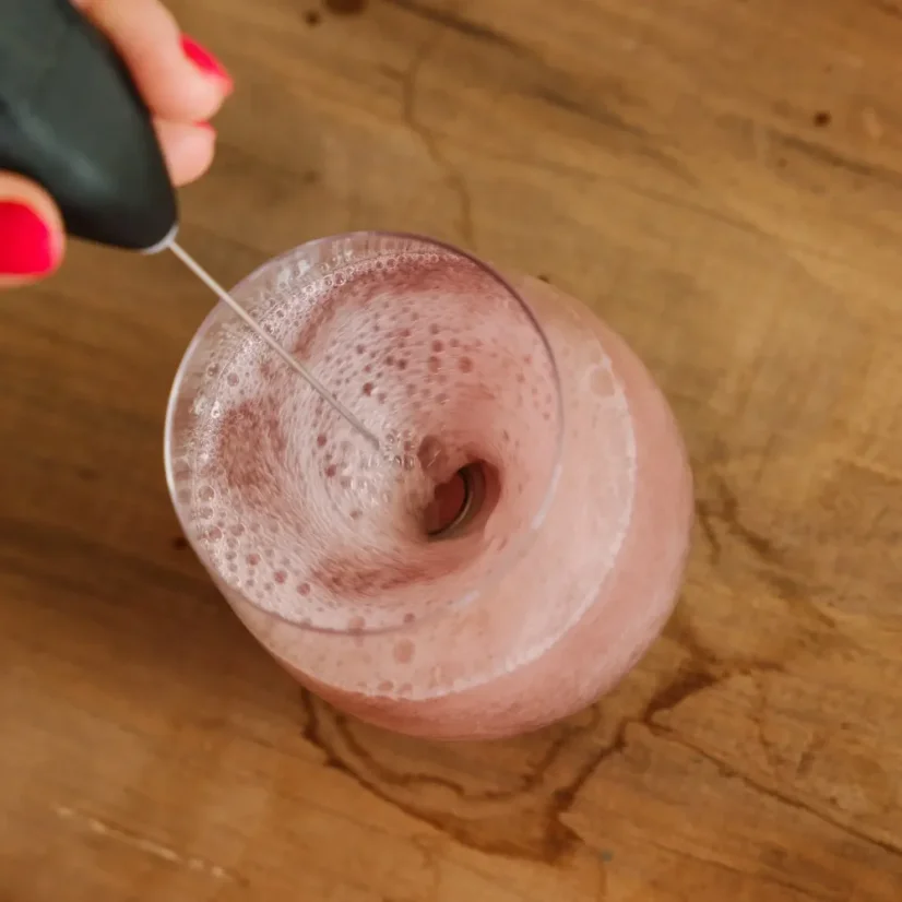 Príprava malinového UKKO Collagen Beauty nápoja s kolagénovým práškom a mixérom