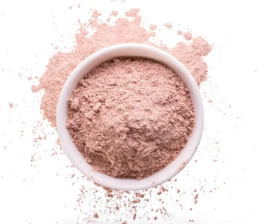 Ružovkastý prášok Vital RED v miske – funkčný nápojový superfood pre ženskú hormonálnu rovnováhu