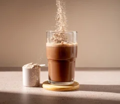 UKKO Vegan Protein Powder ako krémový latte nápoj s kakaom