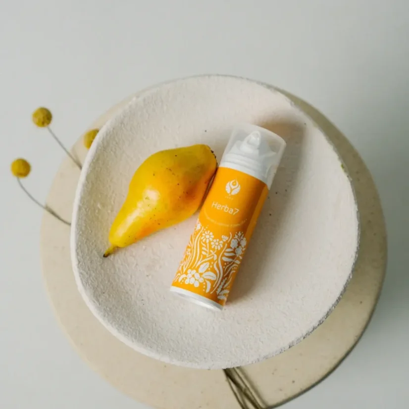 UKKO Herba7 regeneračný krém s rastlinnými extraktmi položený na miske s hruškou