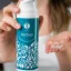 UKKO Herba9 krém na kĺby 150 ml v rukách detail balenia, masáž namáhaných miest UKKO Herba9 krém na kĺby 150 ml v rukách detail balenia, masáž namáhaných miest