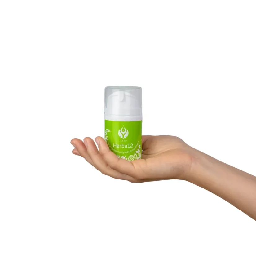 Krém UKKO Herba12 na hemoroidy v zelenej pumpičke položený na dlani pre predstavu veľkosti a použitia