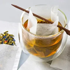 Čajový filter Finum s drievkom štýlovo lúhuje sypaný čaj v pohári s dvojitou stenou Čajový filter Finum s drievkom štýlovo lúhuje sypaný čaj v pohári s dvojitou stenou