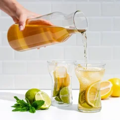 Studený čaj s citrusmi a mätou pripravený z UKKO čajovej zmesi na chudnutie