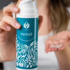 UKKO Herba9 krém na klouby 150 ml v rukou detail balení, masáž namáhaných míst