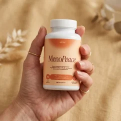 MenoPeace 60 kapslí v ruce pro ženy během menopauzy