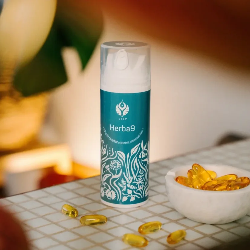 UKKO Herba9 krém na kĺby 150 ml lifestyle foto - kozmetický krém na stole 