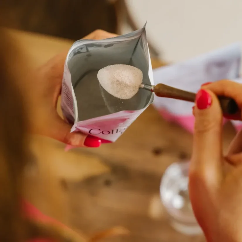 Naberanie malinového UKKO Collagen Beauty prášku s kolagénom na prípravu nápoja