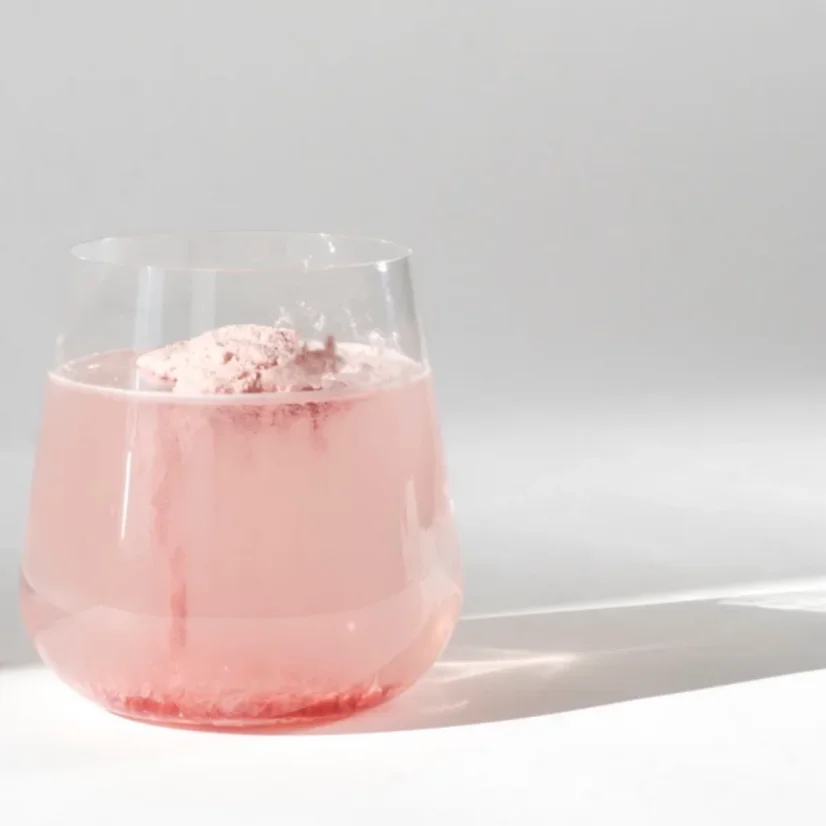 Příprava UKKO Collagen Beauty nápoje – malinový kolagenový prášek rozpuštěný ve vodě