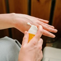 Aplikácia UKKO Herba7 regeneračného krému na suchú a podráždenú pokožku rúk