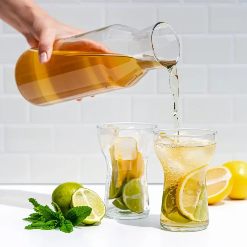 Studený čaj s citrusmi a mätou pripravený z UKKO čajovej zmesi na chudnutie