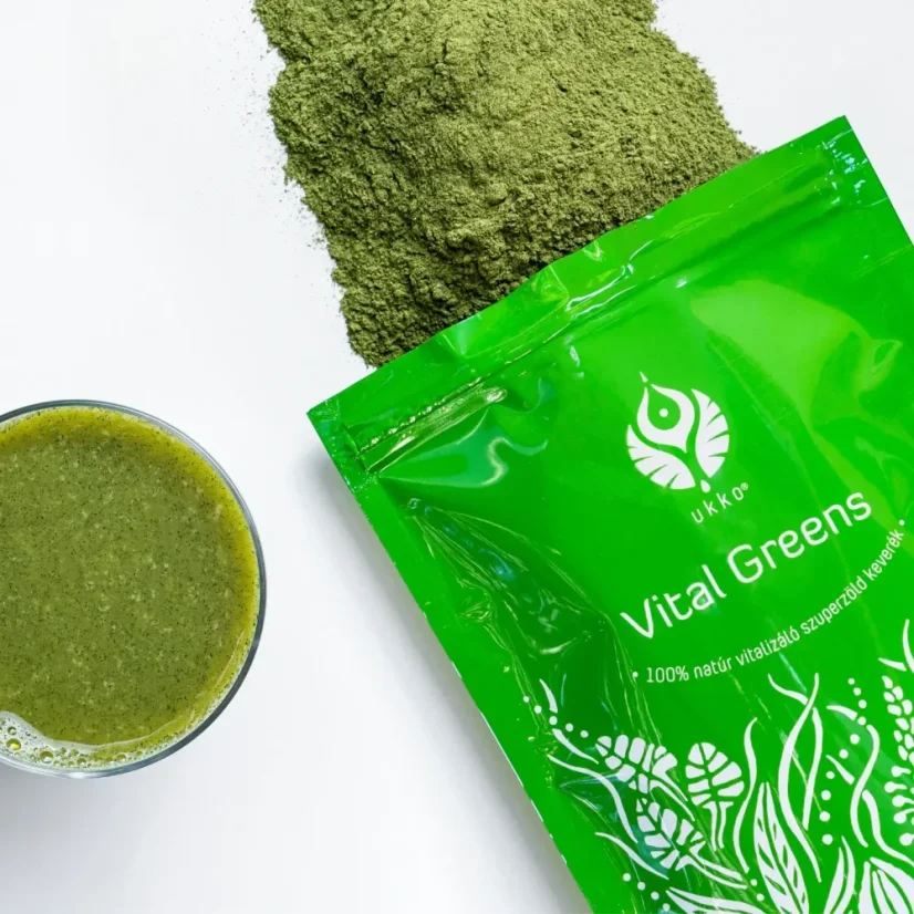 UKKO Vital Greens zelený superfood prášek a připravený nápoj pro podporu trávení a imunity